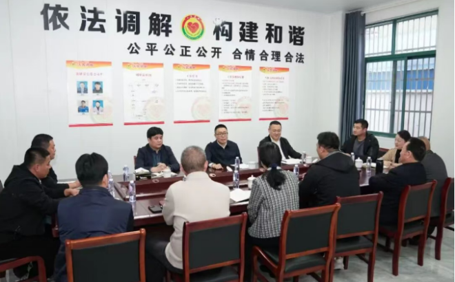 區(qū)領(lǐng)導在基層宣講黨的二十屆四中全會精神并調(diào)研